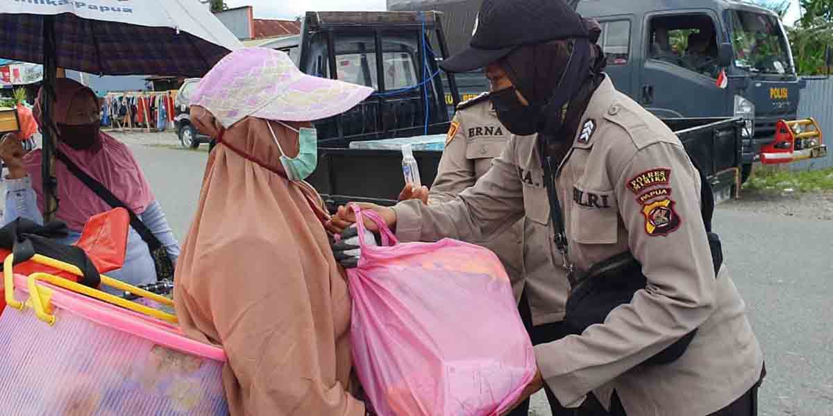 sambut-hut-ke-73-polwan-polres-mimika-berbagi-kasih-di-tengah-pandemi
